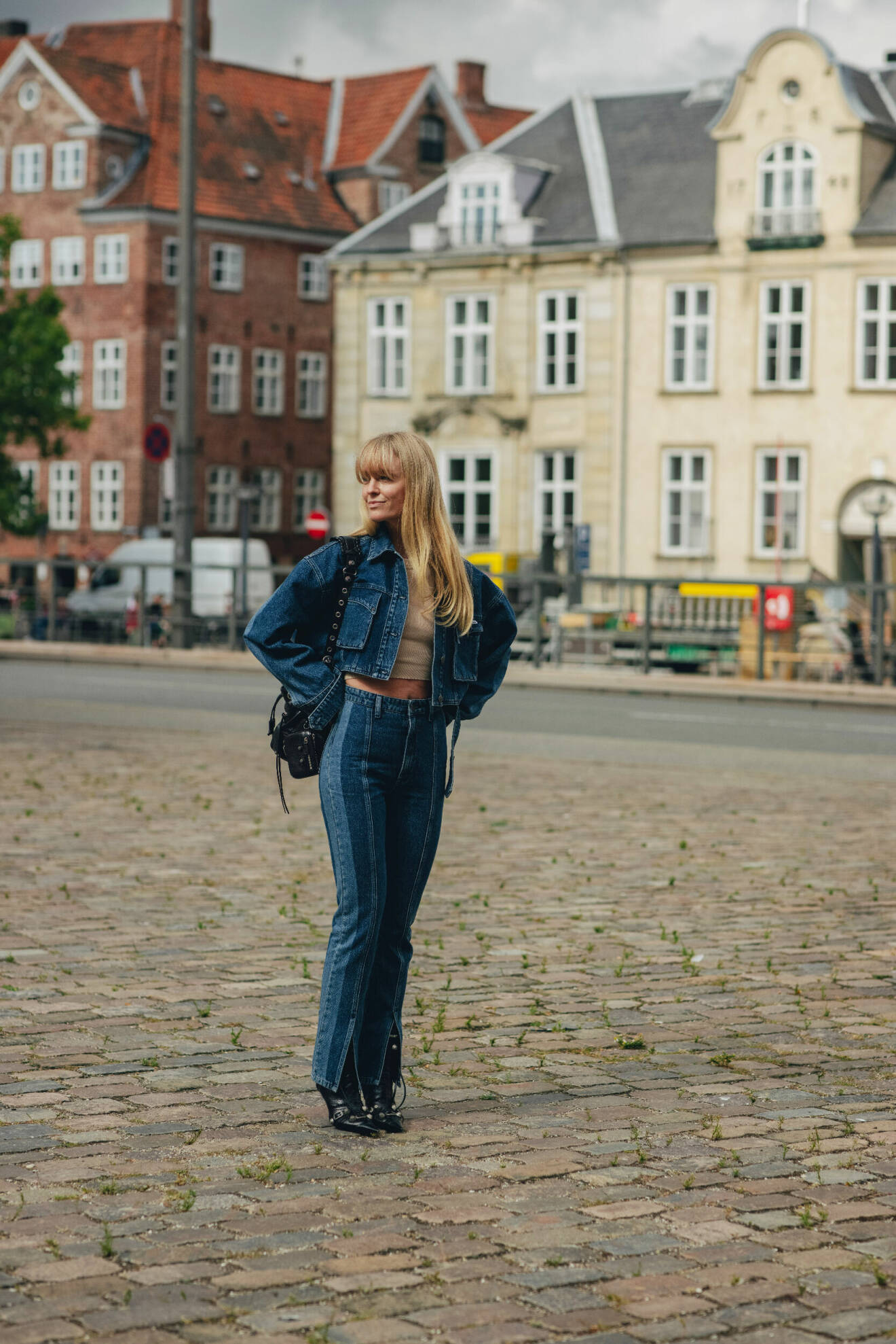 Streetstyle med double denim-outfit med jeansjacka och jeans