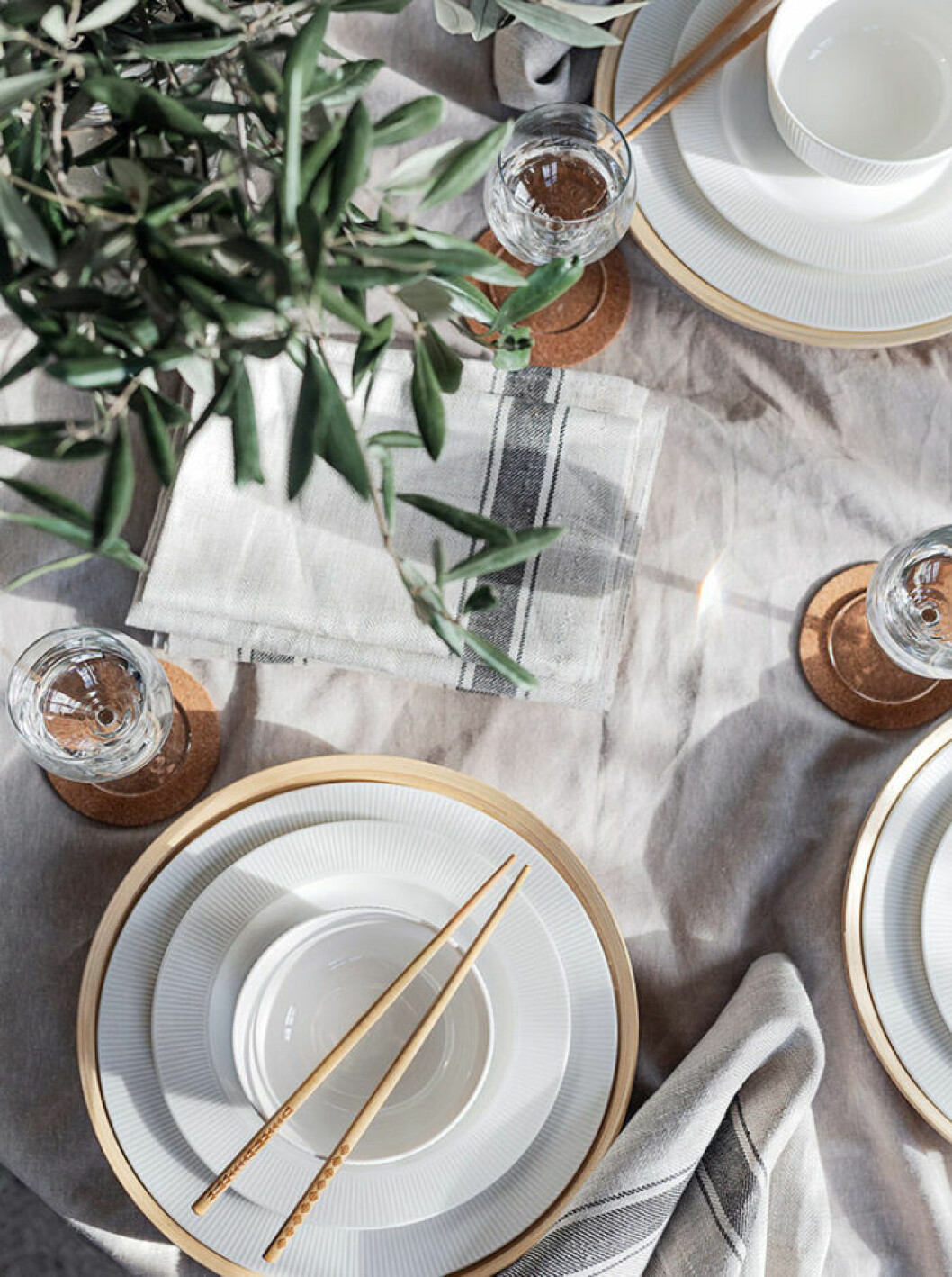 En enkel dukning som för tankarna till en restaurang kan vara ett sätt att känna sig extra ledig. Stylist och foto: Anna Lenskog Belfrage för Ikea/<a href="https://livethemma.ikea.se/" target="_blank" rel="noopener">Livet hemma</a> En enkel dukning som för tankarna till en restaurang kan vara ett sätt att känna sig extra ledig.