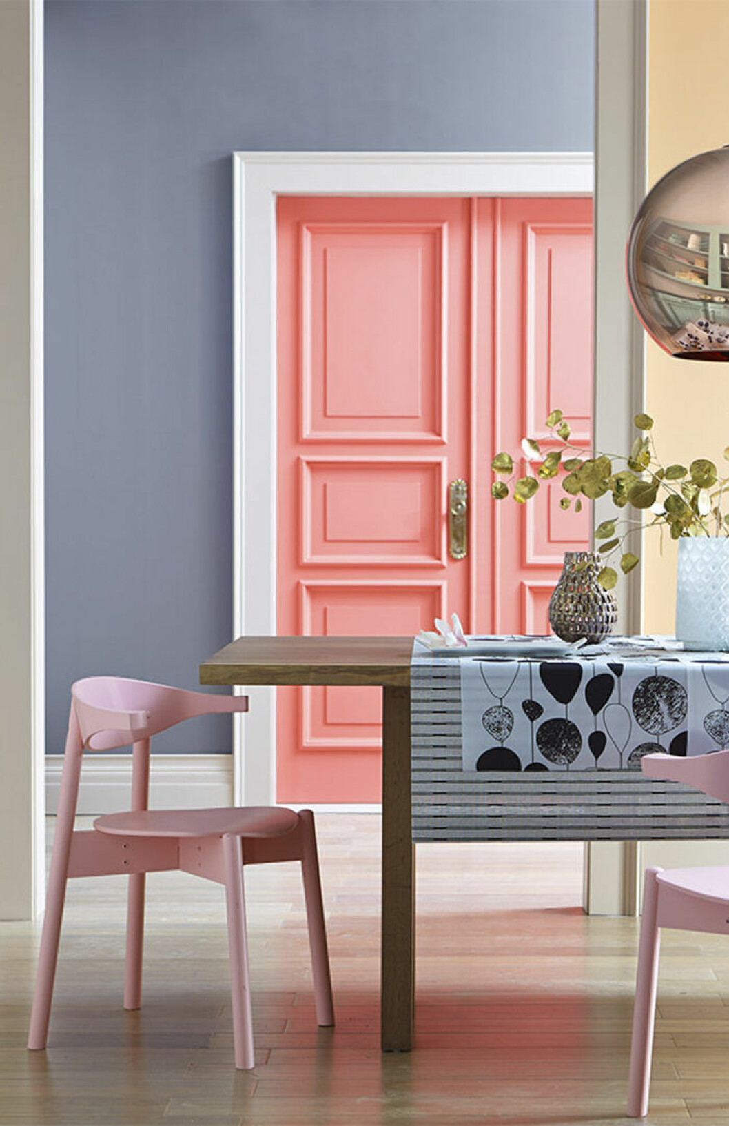 Sätt färg på snickerierna för ett snyggt blickfång. Foto: Valspar Paint Korallfärgad dörr