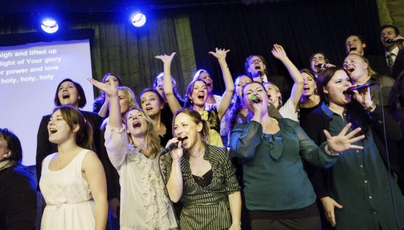 Sång under en gudstjänst i Knutby 2013.
