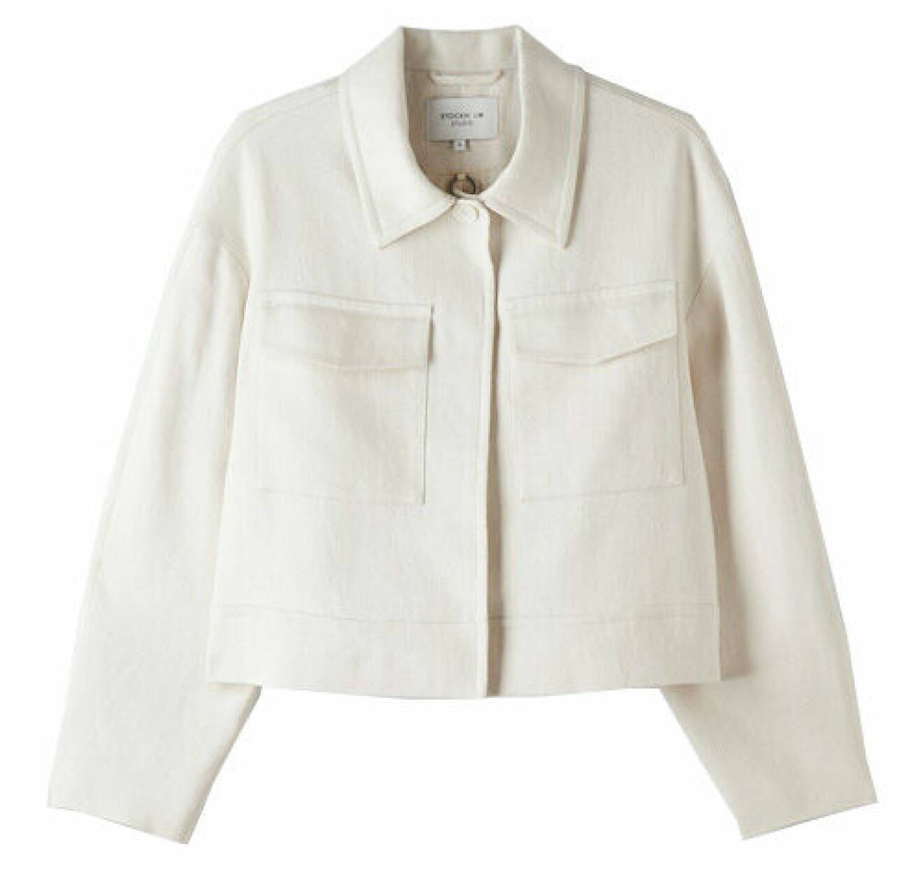 Kort vit jacka i linne med bröstfickor från MQ