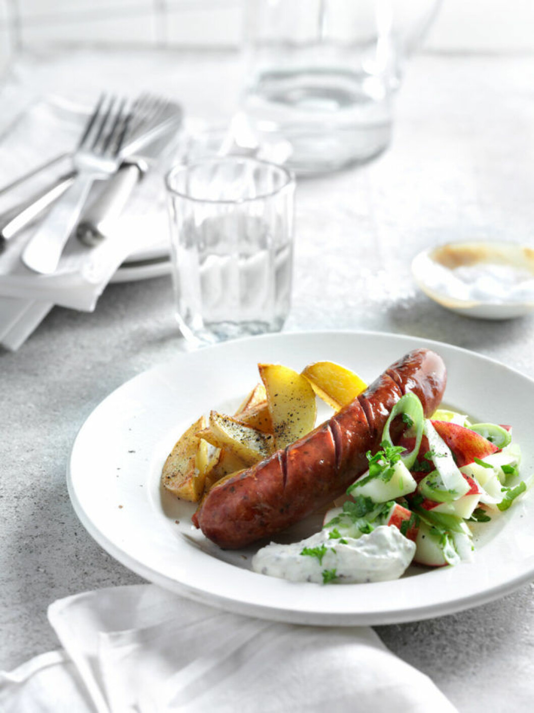 KORV MED ÄPPELSALLAD tallrik med korv och sallad