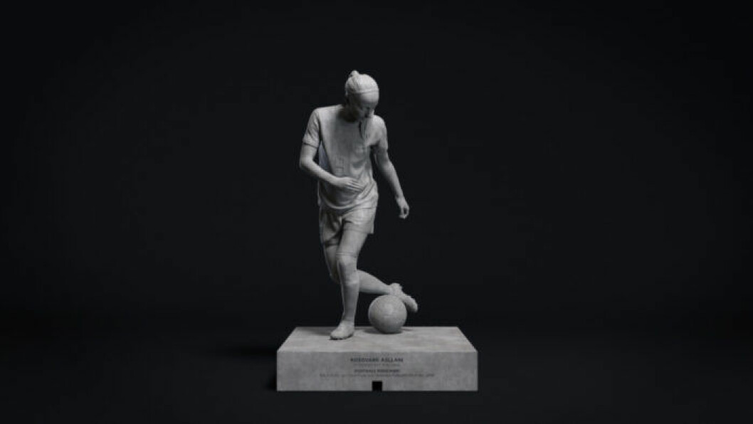 Kosovare Asllani som staty. Kosovare Asllani som staty