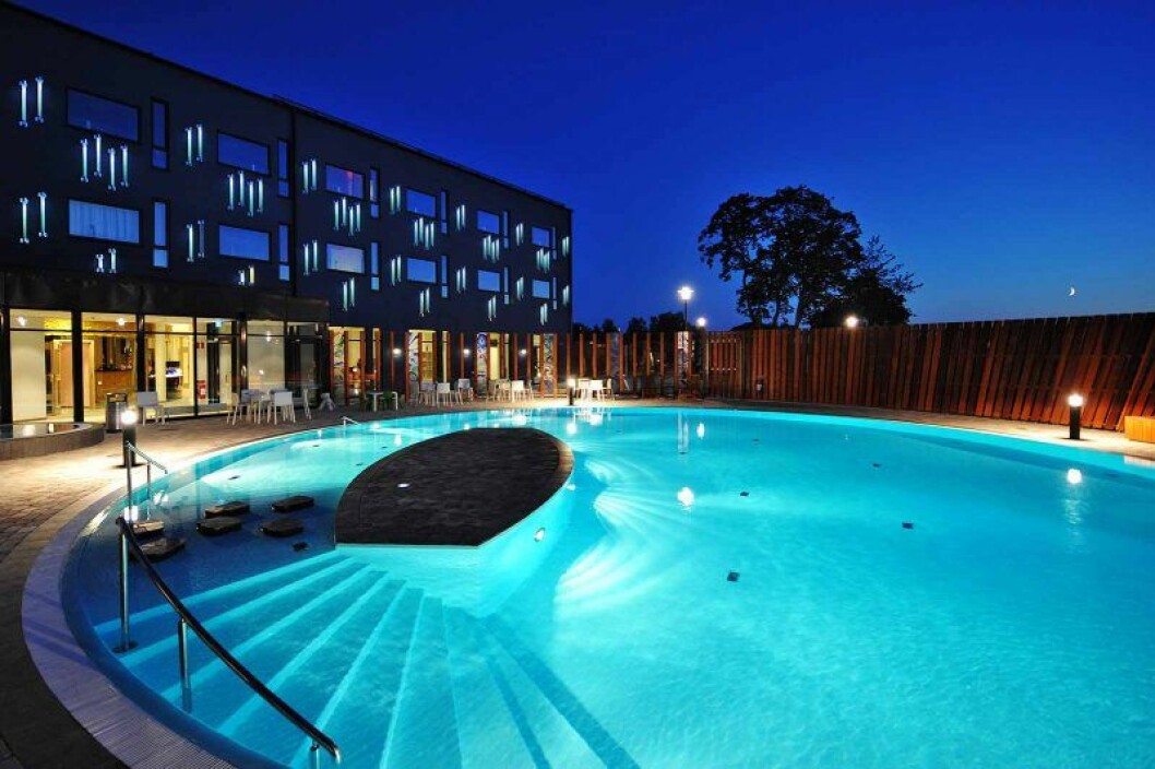 En pool designad av Kosta Bodas glaskonstnär Göran Wärff. En pool utomhus som är upplyst i natten