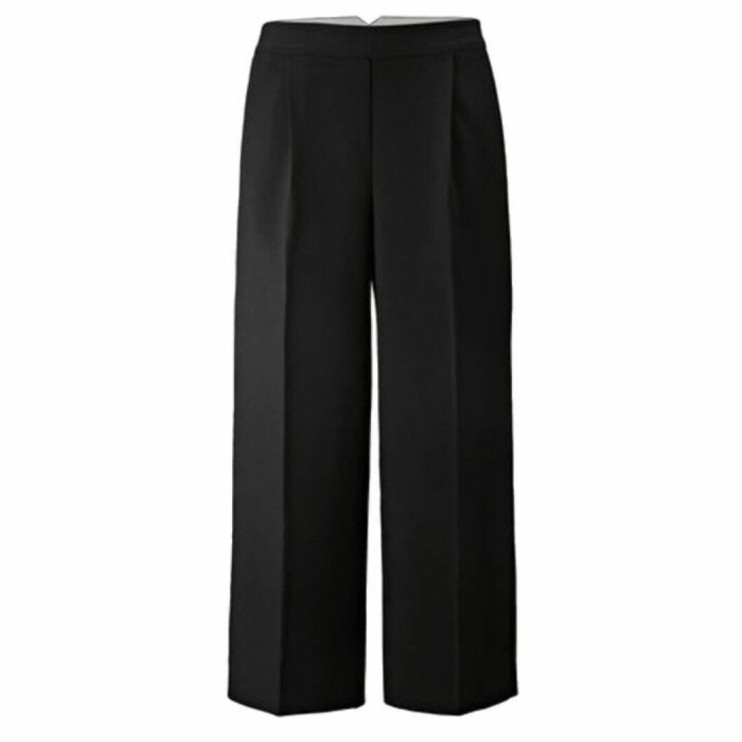 Kostymbyxor från Carin Wester. <a href="https://track.adtraction.com/t/t?a=1136856392&as=1218462148&t=2&tk=1&epi=basgarderob&url=https://www.ahlens.se/Mode/byxor-15179/carin-wester-byxa-fay-svart-89497716/" target="_blank" rel="noopener">Här kan du köpa dem</a>. Svarta kostymbyxor från Carin Wester