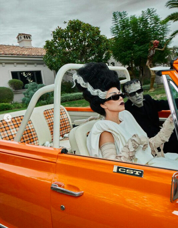 Kourtney Kardashian och Travis Barker som Frankenstein och hans brud. Kourtney Kardashian och Travis Barker utklädda till Frankenstein och hans brud vid Halloween 2022.
