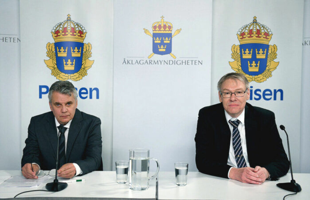 Spaningsledare Hans Melander och chefsåklagare Krister Petersson håller digital pressträff gällande Palmeutredningen. Två män i kostym sitter vid ett bord med mikrofoner och vattenglas.