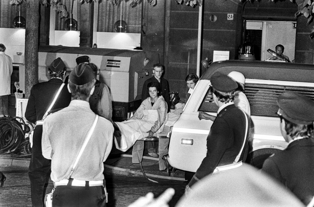 Norrmalmstorgsdramat i Stockholm är över, gisslan Kristin Enmark förs ut på bår från banken. Gisslandramat i samband med rånförsöket mot banken kom att utspela sig mellan 23 och 28 augusti 1973. Rånaren Jan-Erik Olsson steg in på bankens kontor beväpnad med en kulsprutepistol och tog fyra banktjänstemän som gisslan. Han begärde sedan att den kände bankrånaren Clark Olofsson skulle transporteras till banken från fängelset i Norrköping.