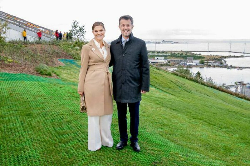 Victoria i Danmark, iförd kappa från Stylein, väska från Little Liffner och örhängen från Cravingfor. Victoria i kappa från Stylein