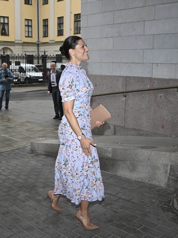 Kronprinsessan Victoria anländer till konferensen Join Sweden Summit i en ljusblå klänning med blommor, från det svenska märket By Malina.