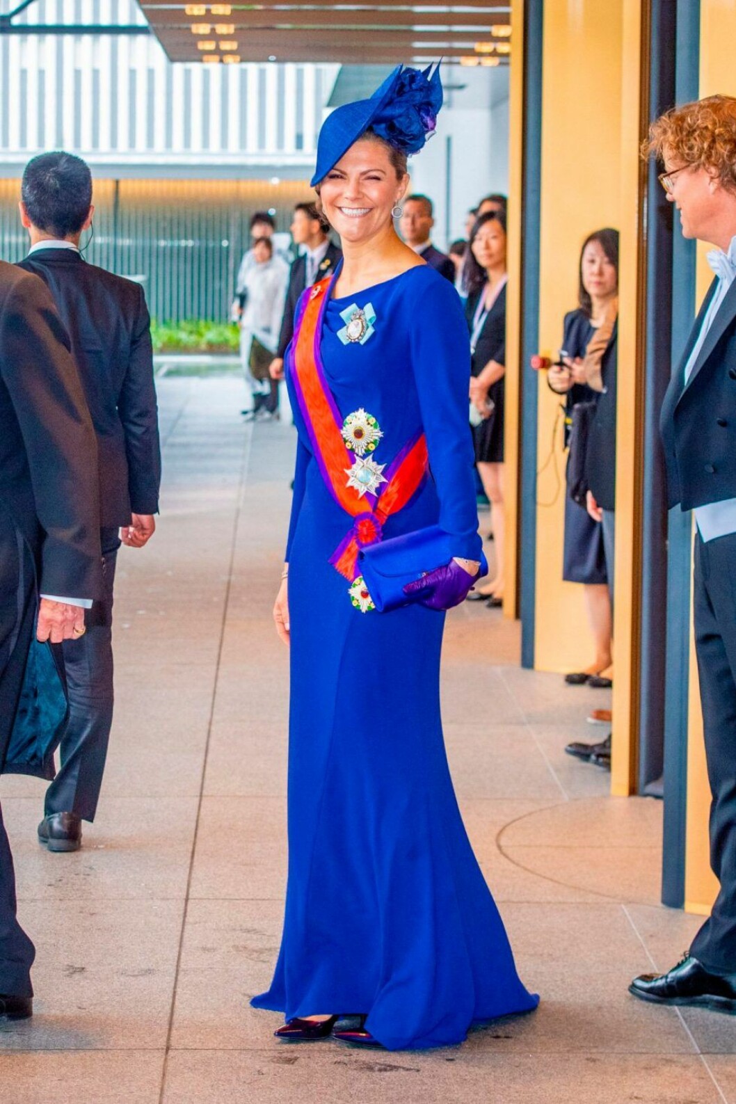 Kronprinsessan under statsbesöket i Japan för kröningen av den nya kejsaren. Foto: TT Kronprinsessan Victoria i blå klänning för att uppmärksamma havens hälsa.