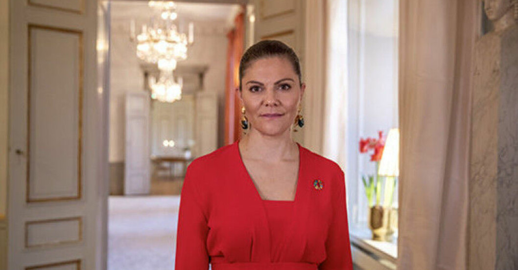 Kronprinsessan Victoria i röd klänning