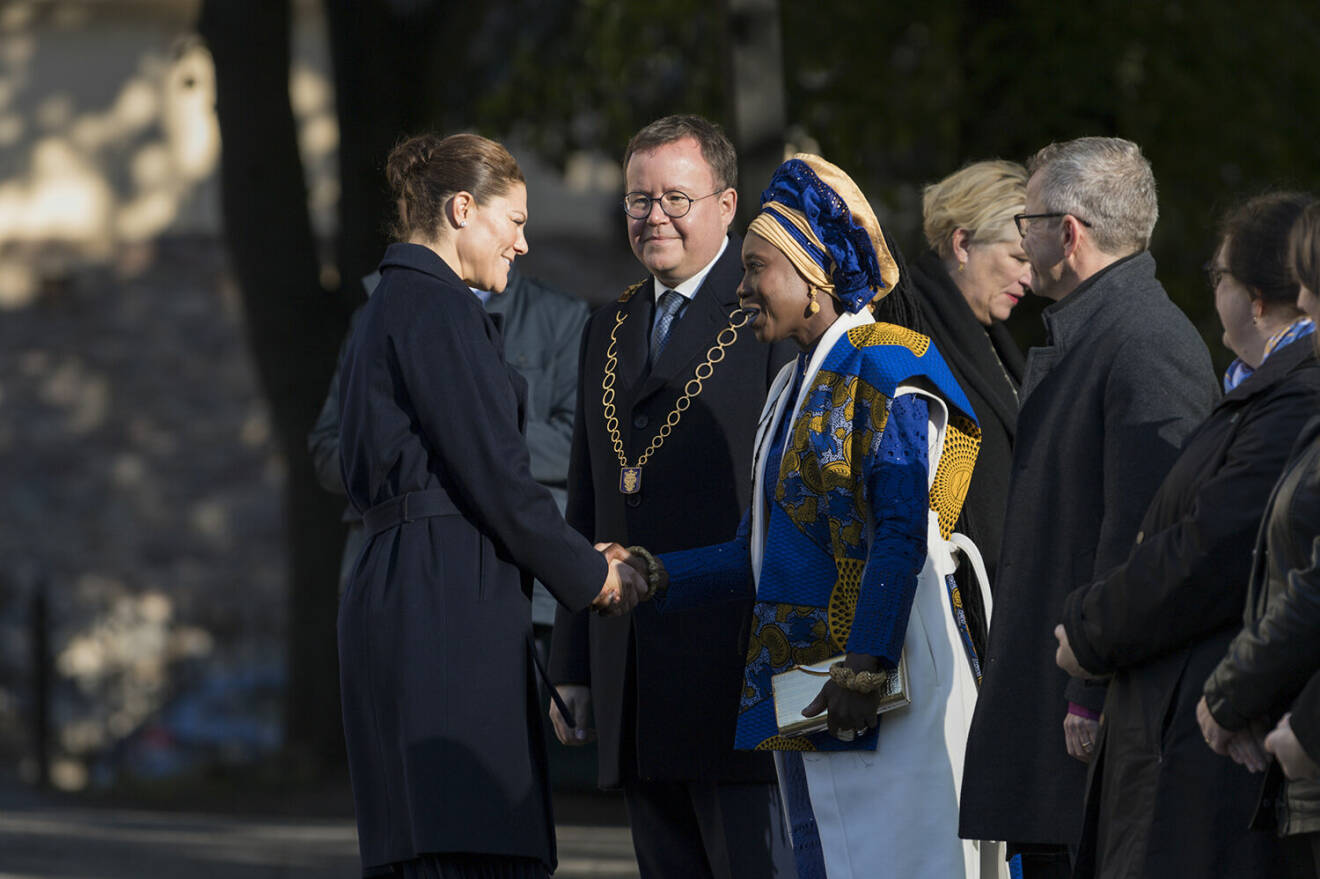 Kronprinsessan Victoria med Marie Cham på minnesstunden för Gustav Badin på Katarina Kyrkogård