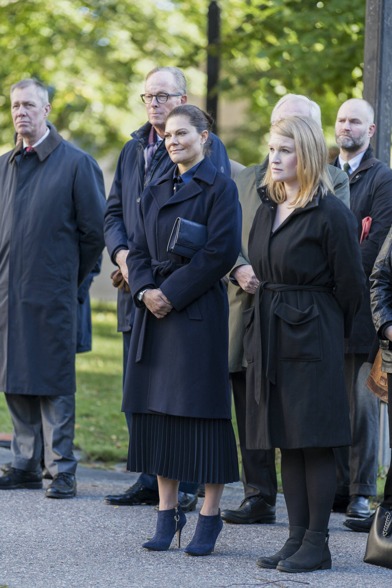 Kronprinsessan Victoria i blå kappa på minnesstunden för Gustav Badin