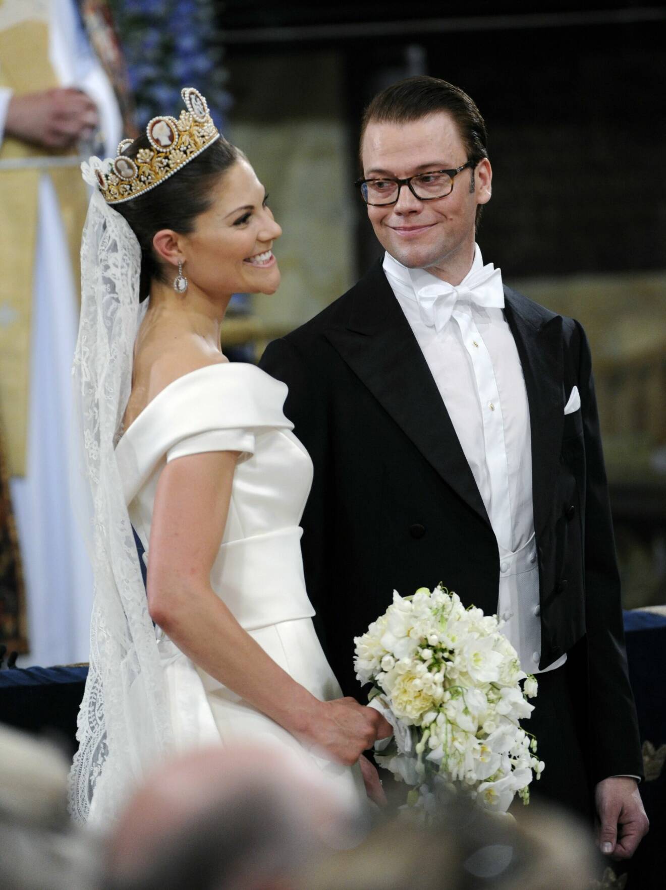 Kronprinsessan Victoria och Daniel Westling vid vigseln i Storkyrkan i Stockholm.