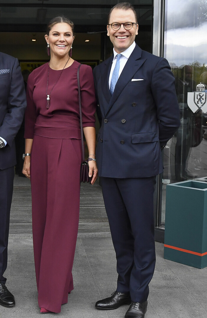 Victoria matchar sina vinröda plagg med pumps och väska i samma vinröda nyans. Kronprinsessan bär vinrött från topp till tå.