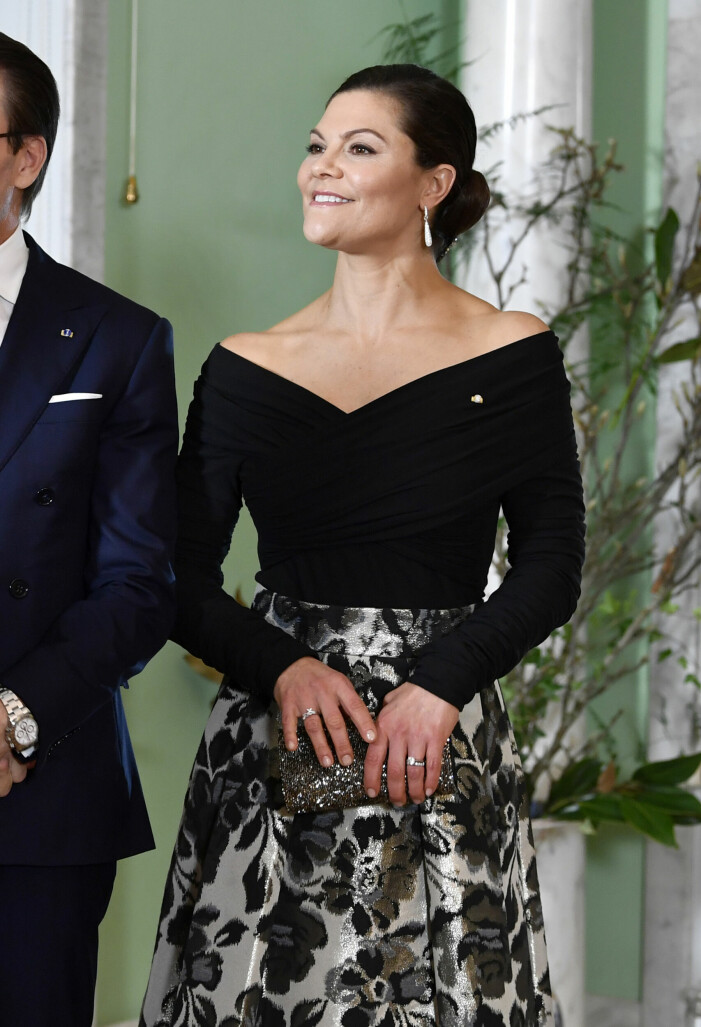 En draperad topp passar perfekt även till fest. Kronprinsessan i en smickrande draperad topp.