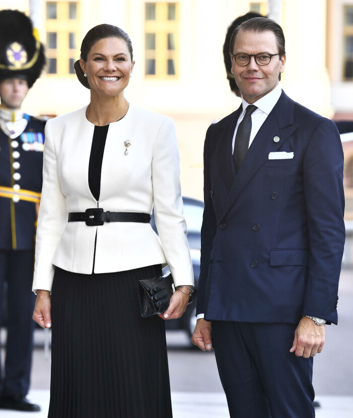 Hon bär ofta skärp över kavajer för att markera midjan ytterligare. Victoria bär gärna skärp över kavaj för att markera midjan.