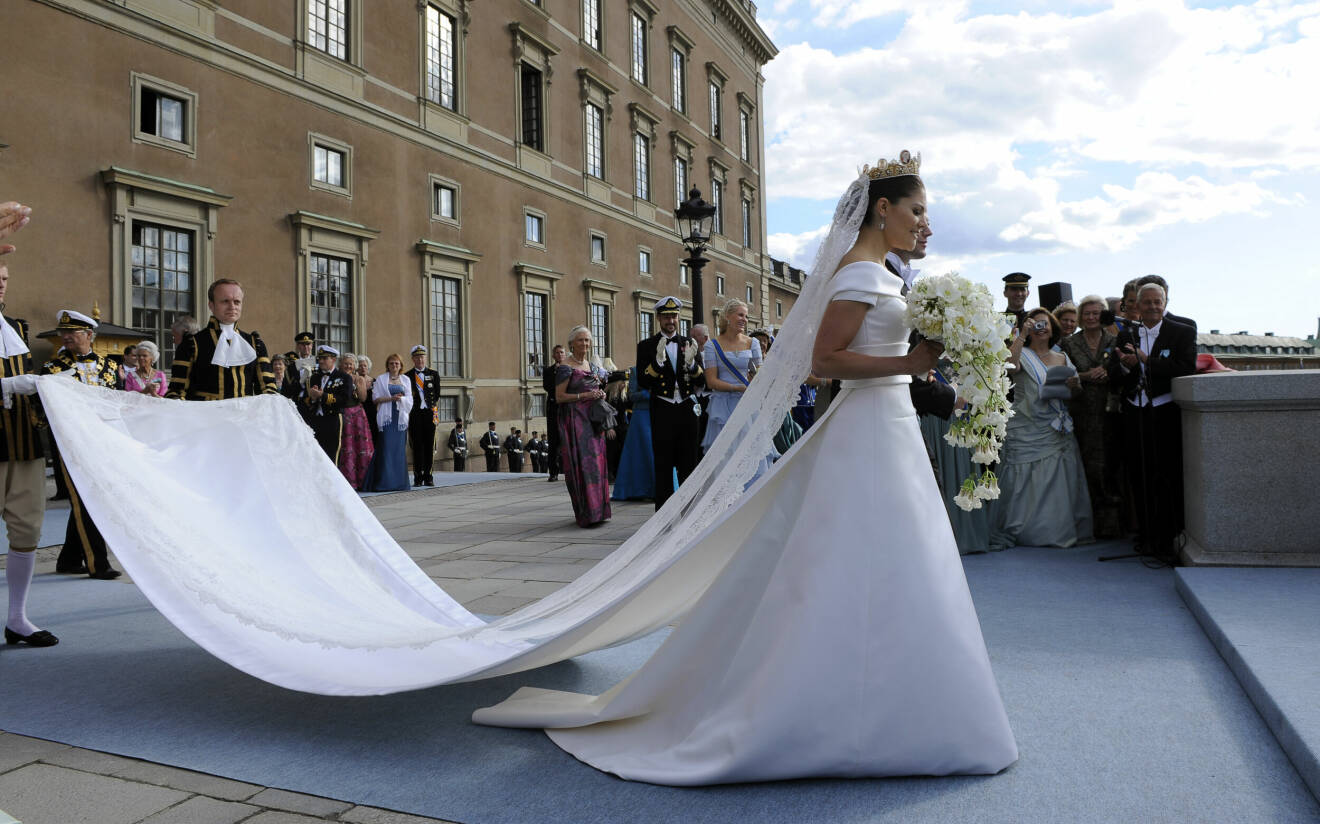 Kronprinsessans brudklänning hade ett fem meter långt släp.