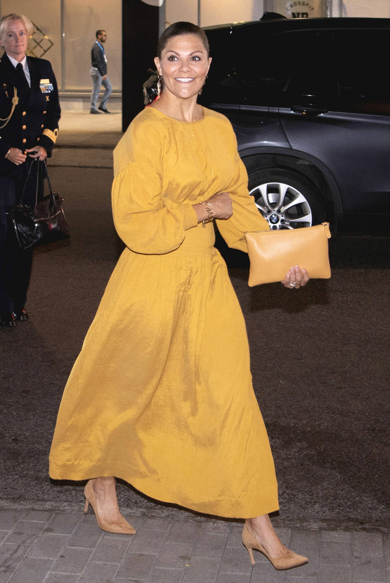 Kronprinsessan Victoria iklädd gul festklänning och matchande accessoarer.