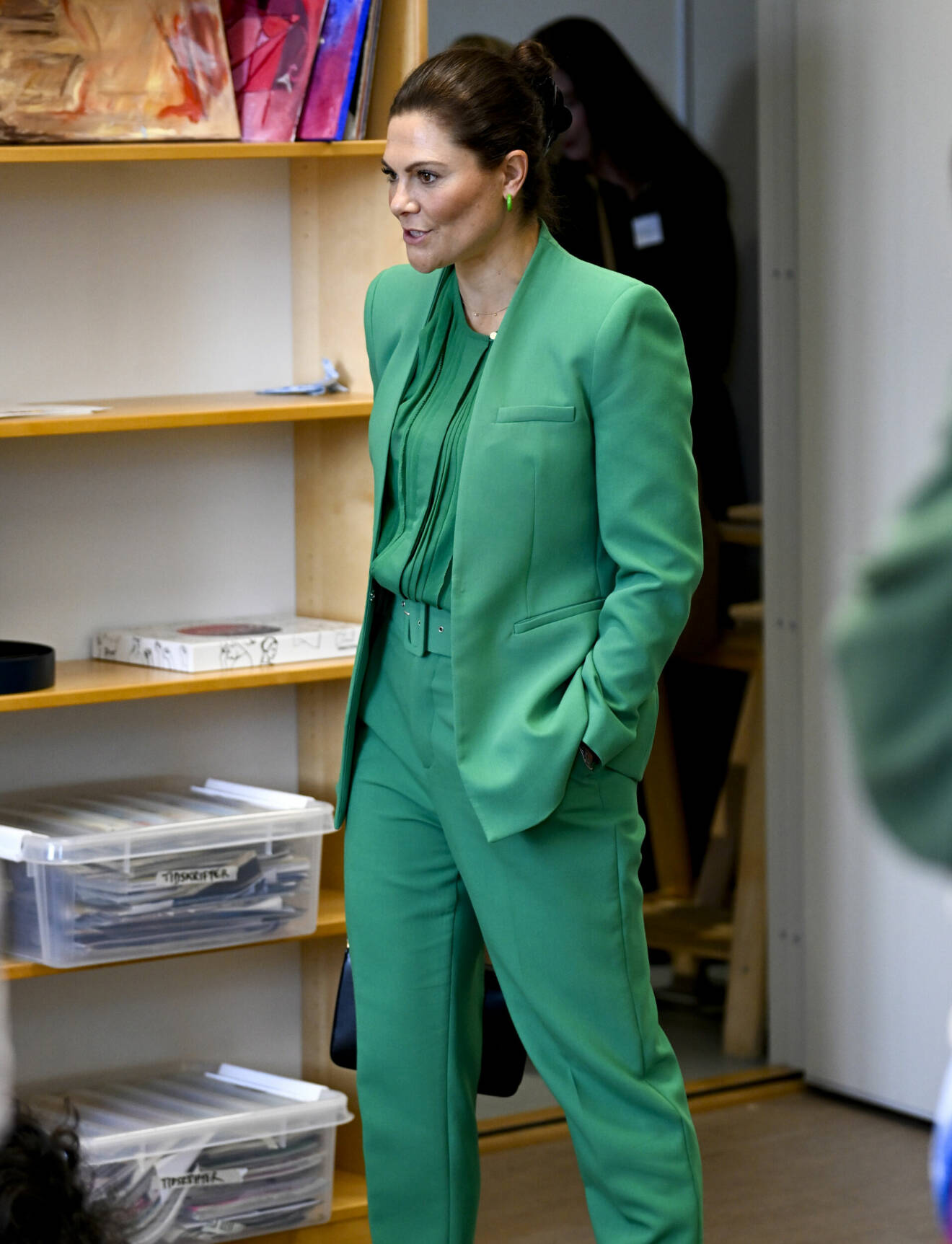 Kronprinsessan i en elegant grön klädsel.