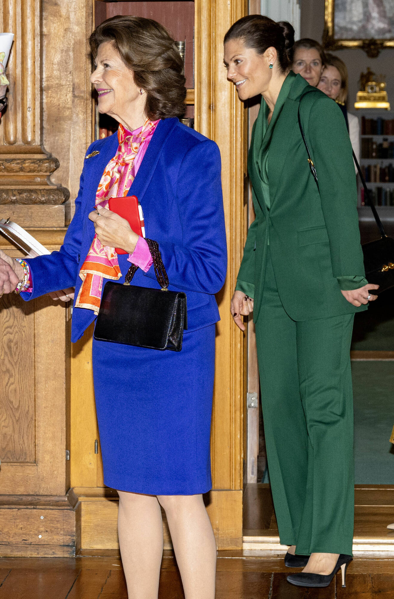 Kronprinsessan Victoria iklädd grön kostym.