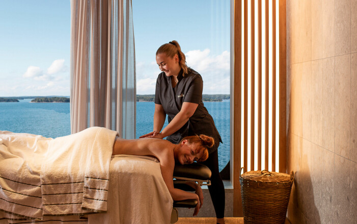 Bland behandlingarna hittar du allt från helkroppsmassage och kroppspeeling, till återfuktande ansiktsbehandlingar och frans- och brynfärgning. kryssning lyx viking glory weekend babor spa behandling massage