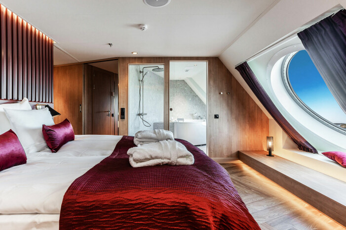 Hytternas inredning skapar känslan av riktiga hotellrum, snarare än den klassiska hytten. De lyxiga temasviterna är över 60 kvm stora och har en privat jacuzzi. kryssning lyx viking glory weekend hytt svit