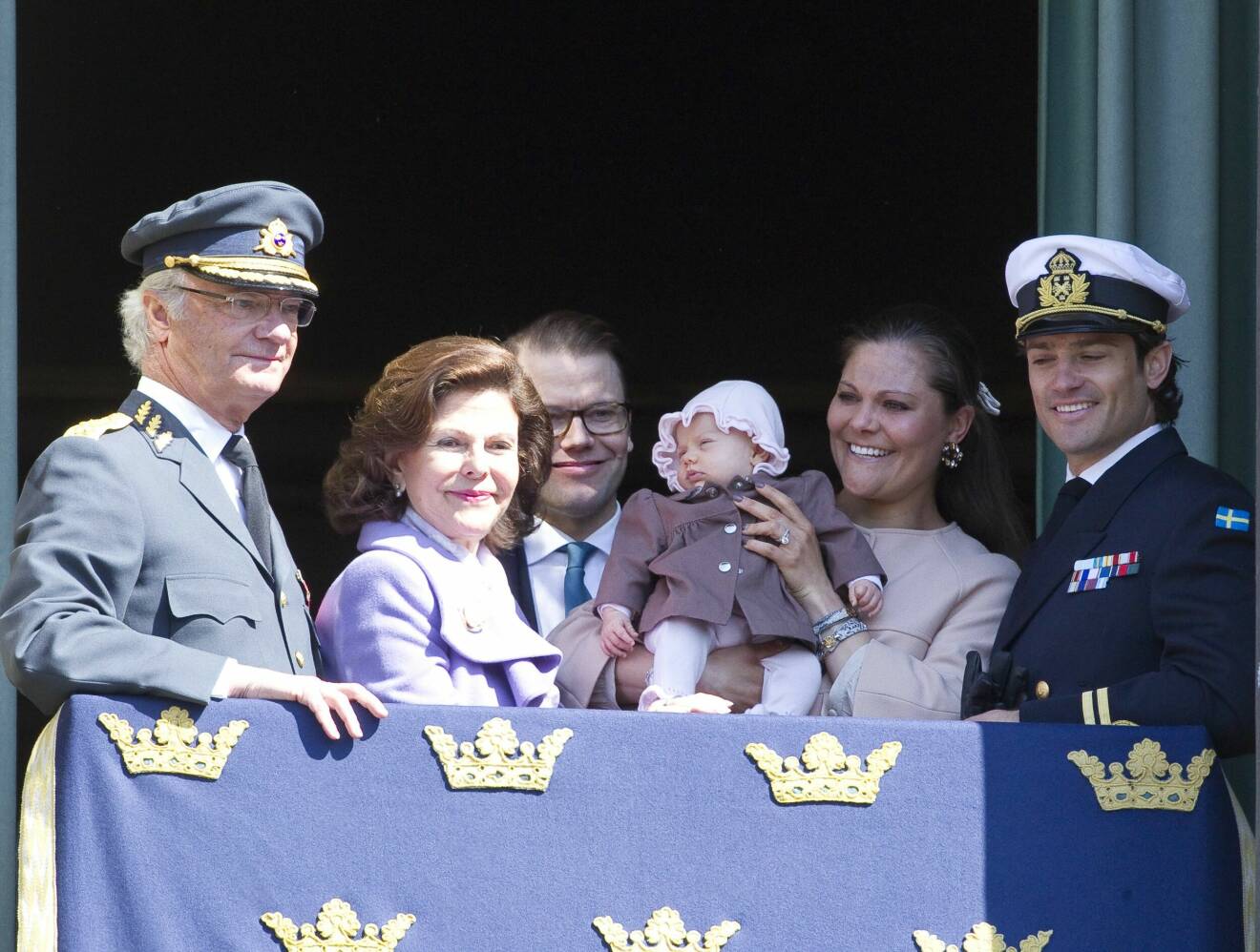 Kung Carl XVI Gustaf, drottning Silvia, prins Daniel, prinsessan Estelle, kronprinsessan Victoria och prins Carl.