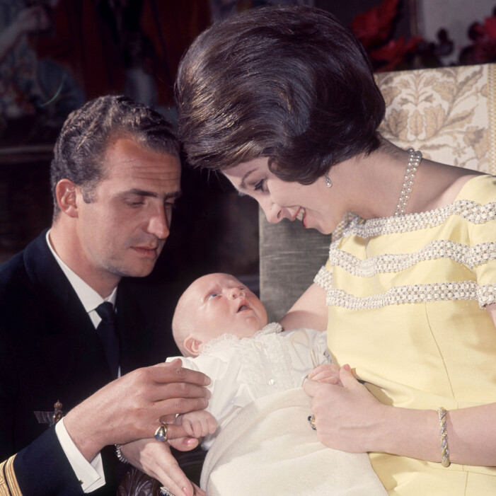 Kung Juan Carlos och drottning Sofia med nyfödda kronrpins Felipe. Kung Juan Carlos, drottning Sofia och kronprins Felipe.