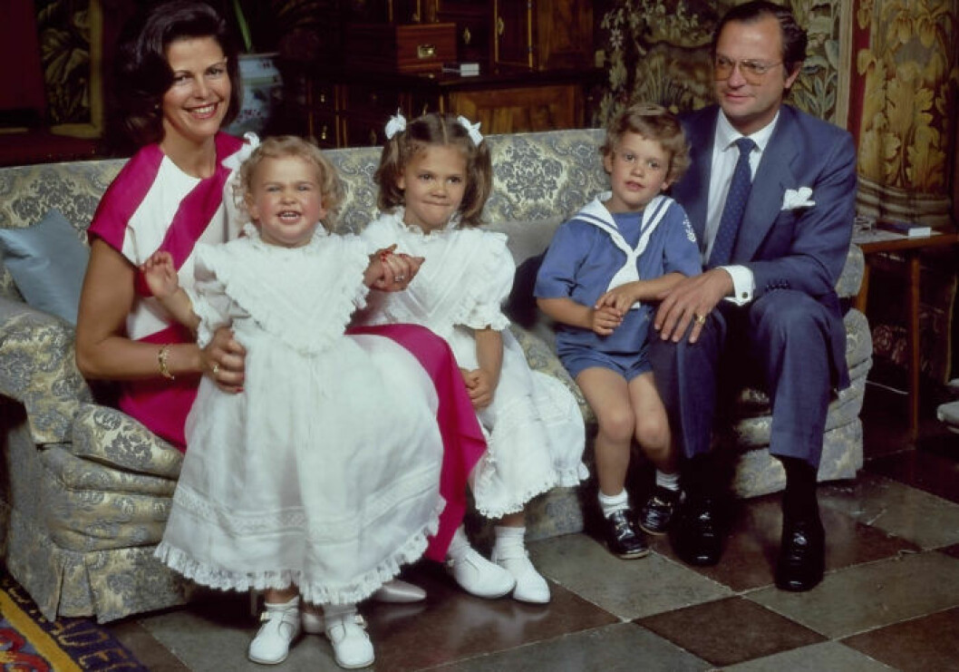 Silvia 1984.<br>I mitten av det färgstarka 80-talet var cerise och diagonala mönster hetare än hetast. Vid familjefotograferingen på Drottningholms slott sommaren 1984 lyckades drottning Silvia pricka in bägge trenderna, iförd en klänning som sytts upp speciellt för henne.