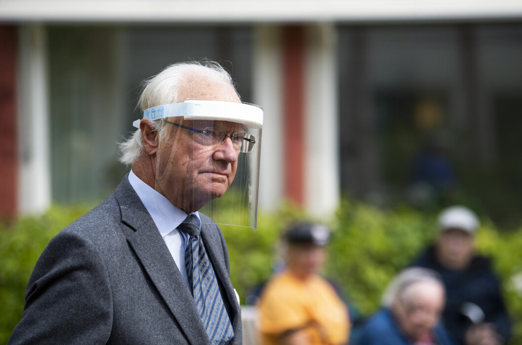 Kungen och drottningen isolerar sig just nu i sitt hem, Drottningholms slott. kungen med visir