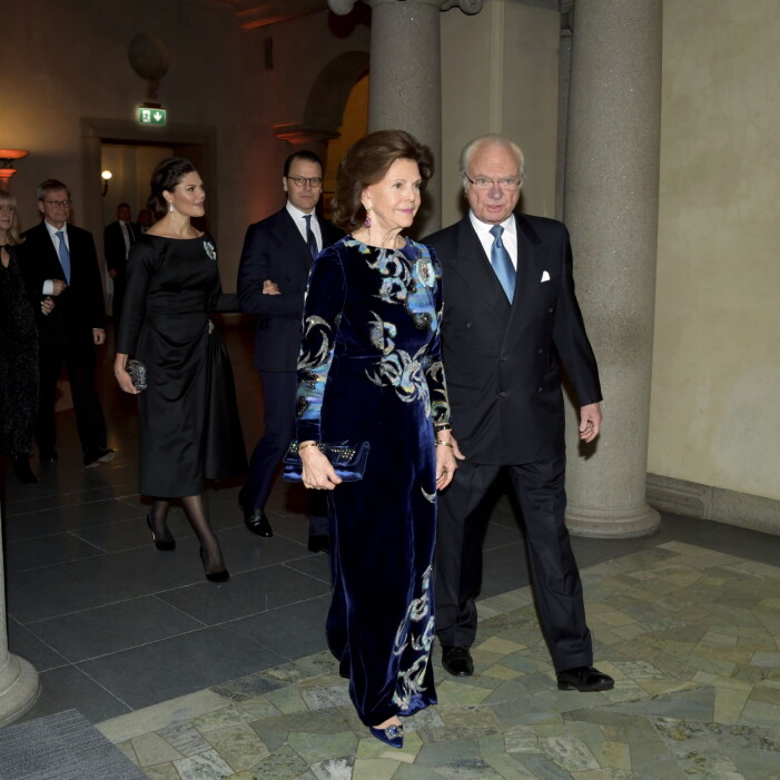 Kungen och drottningen tar täten med kronprinsessan och prins Daniel bakom. kungen och drottningen