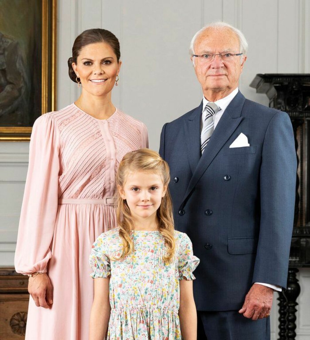Kungen, hans tronföljare Victoria. Och lilla arvprinsessan Estelle. Kungen med sin tronföljare Victoria och lilla arvprinsessan Estelle.