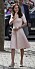 Kate Middleton i kilklackar och en ljusrosa klänning.