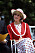 Prinsessan Diana i en röd och vit dräkt utan urringning.