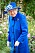 Drottning Elizabeth i klarblå dräkt med rock hatt med blåvita fjädrar i.