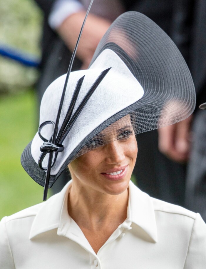 Meghan Markle förmodligen fotograferad innan klockan 18.00… Foto: TT Meghan Markle i stor hatt i vitt och svart.