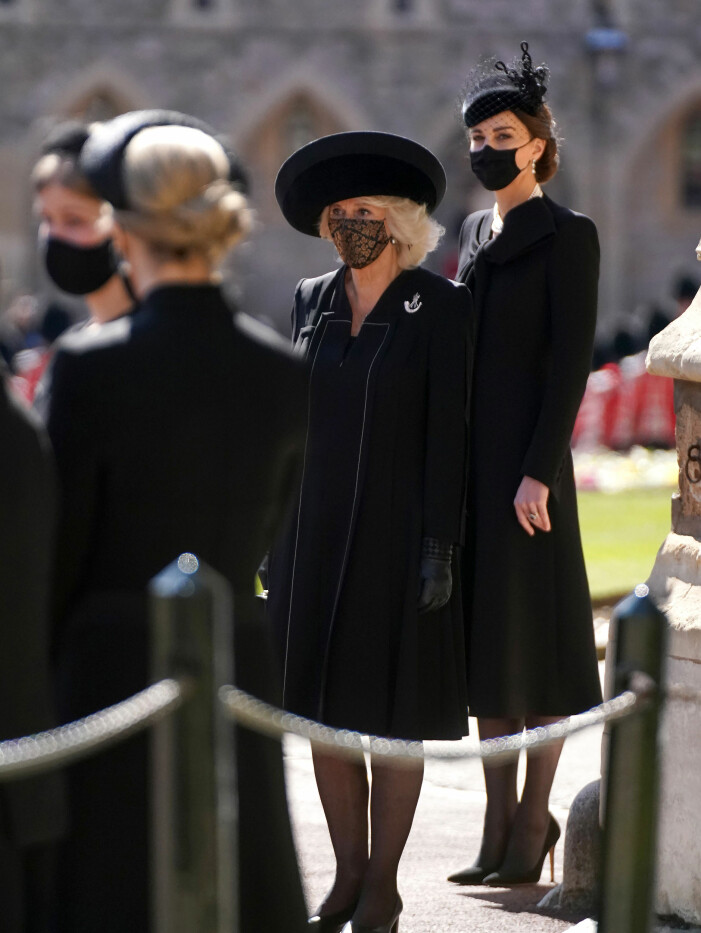 Camilla Parker Bowles i helsvart på Prins Philips begravning. Foto: TT Camilla Parker Bowles i helsvart och munskydd på Prins Philips begravning.