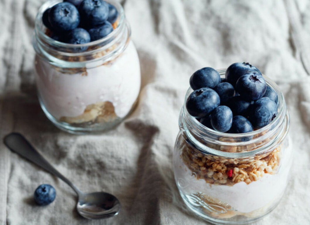 Att äta bra behöver inte vara svårt. Mycket av det som är fördelaktigt att äta innan läggdags är dessutom sådant du redan har hemma. Yoghurt, nötter och havregryn är bra att äta innan du ska lägga dig