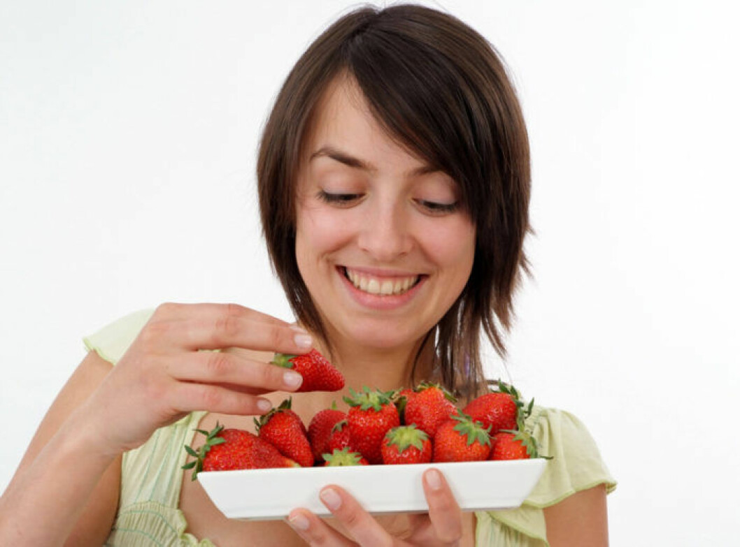 Jordgubbar har mer än 30 procent av det rekommenderade dagliga intaget av både vitamin C och folat per 100 gram bär, enligt Livsmedelsverket. Bild: IBL