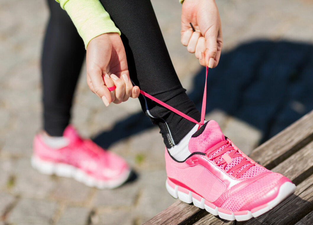 Kvinna som knyter sina joggingskor