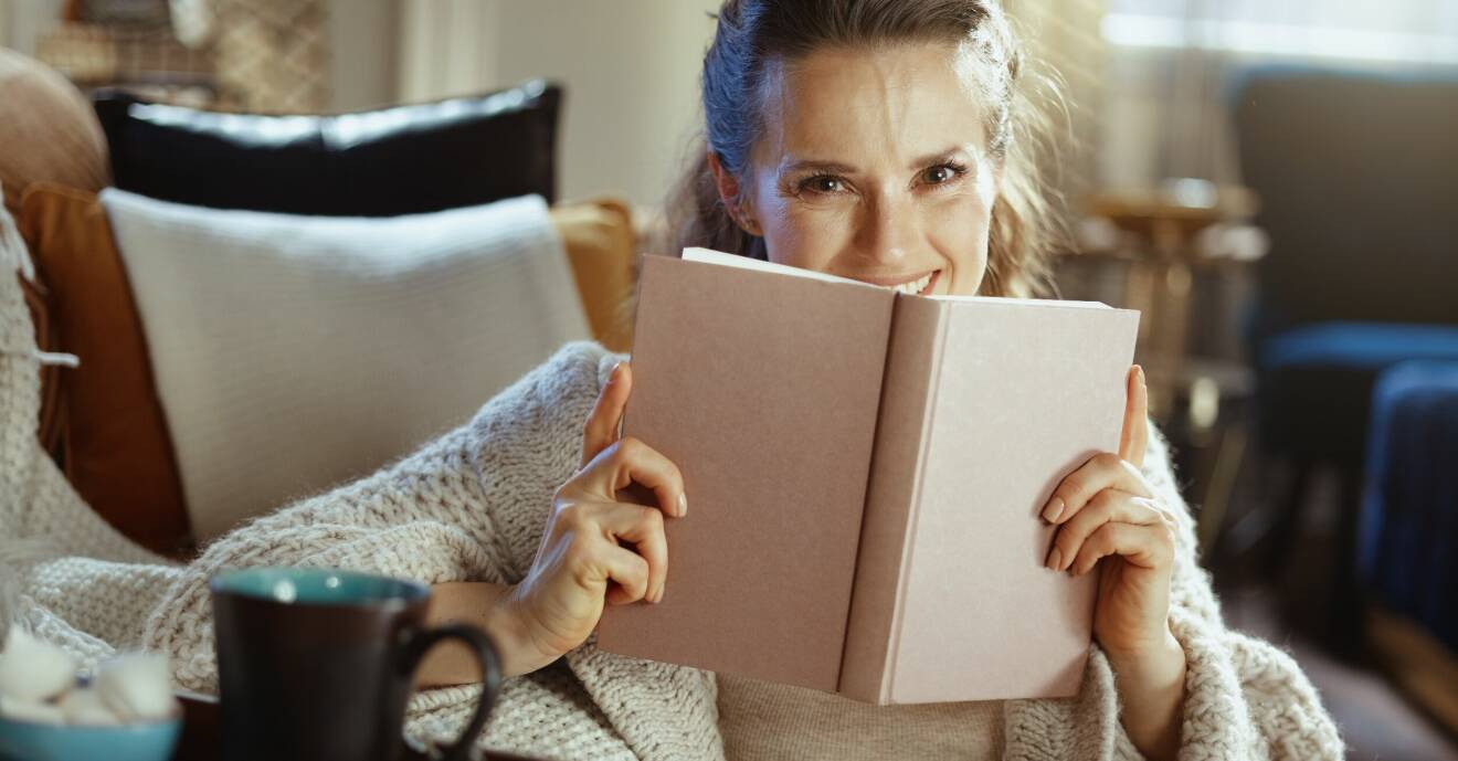 Kvinna som läser en bok.