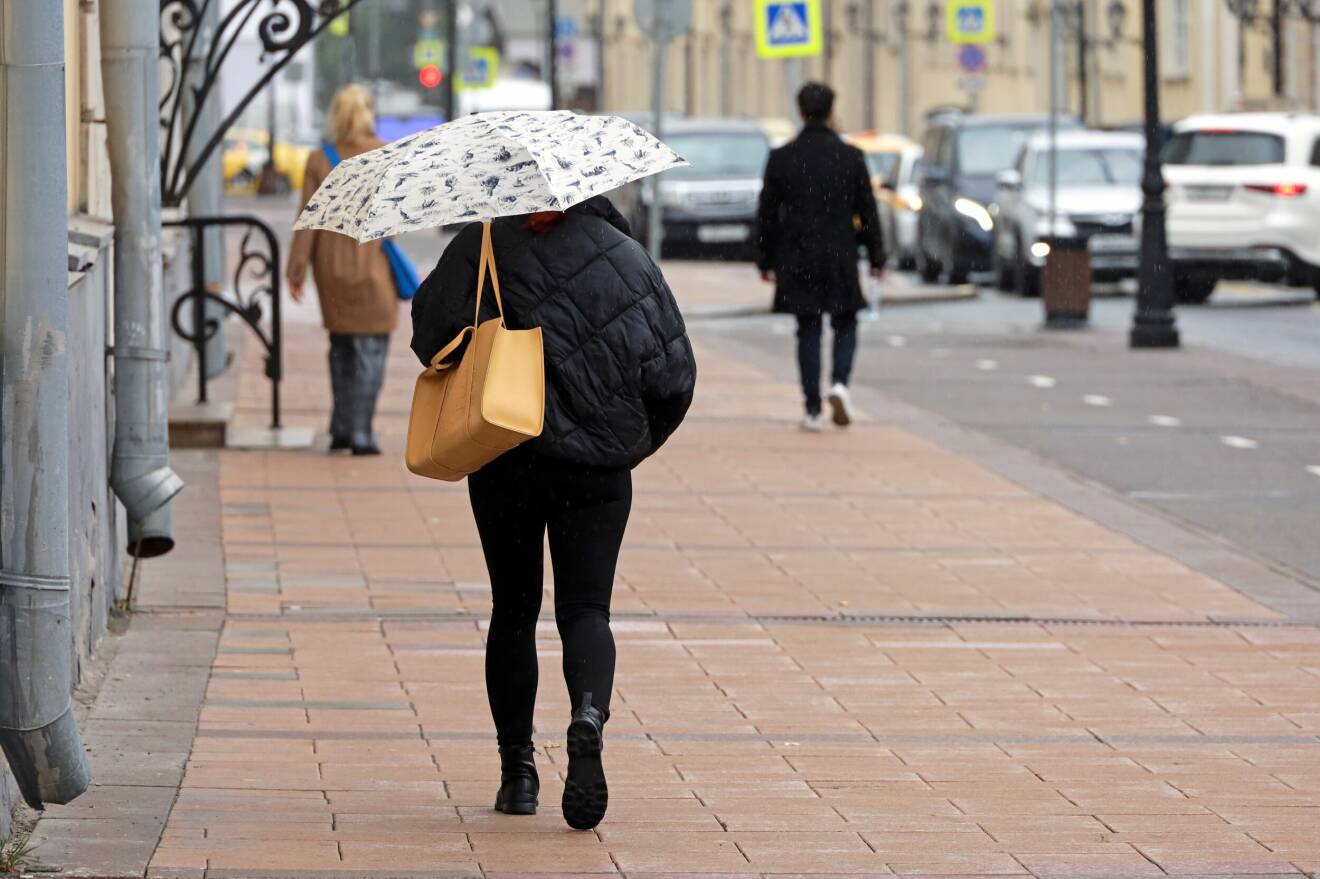 Kvinna med leggings och paraply.