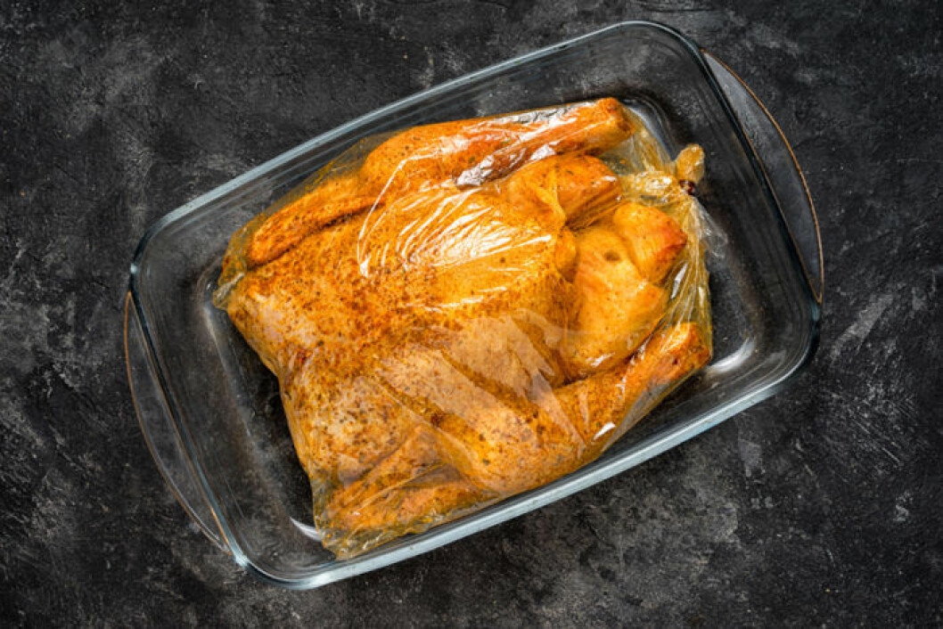 Det går bra att tillaga kött, fisk, kyckling eller grönsaker i stekpåse. Bild: Shutterstock/IBL Kyckling i stekpåse i ugnsform.