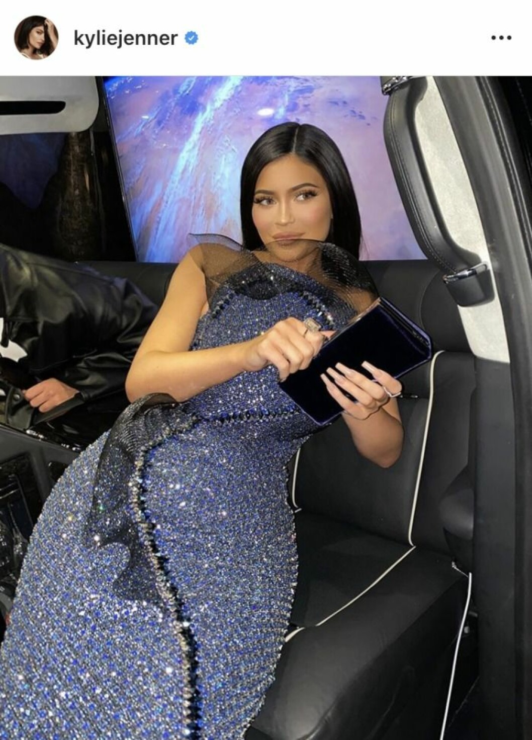 Kylie Jenner på väg till Oscarsgalan efterfest av Vanity Fair. Kylie Jenner ligger i en bil