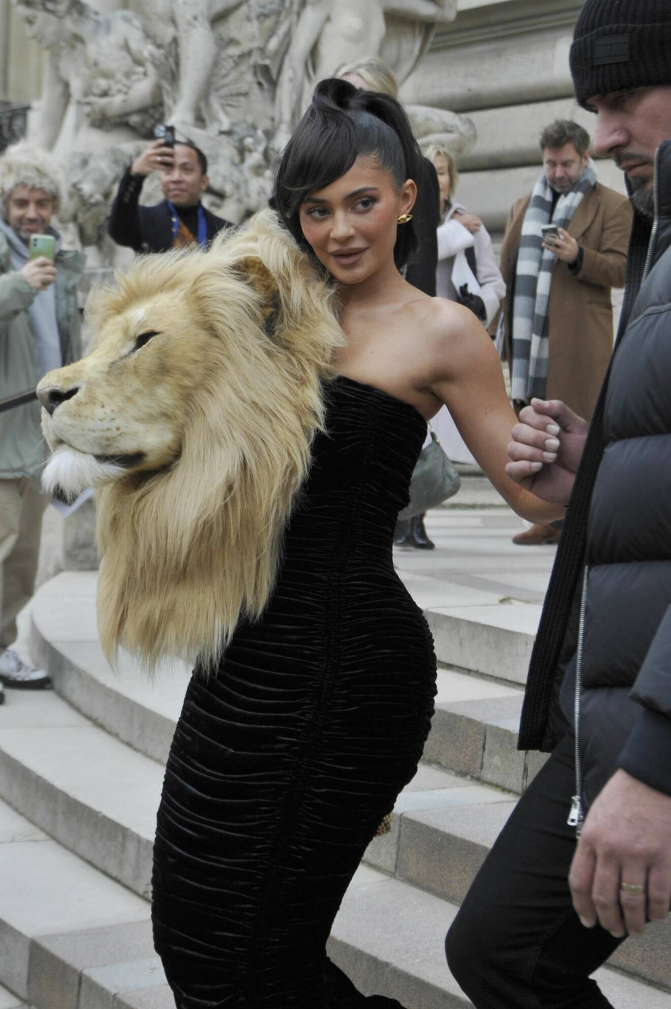 Kylie Jenner iklädd den omdiskuterade klänningen med lejonhuvud från Schiaparelli.