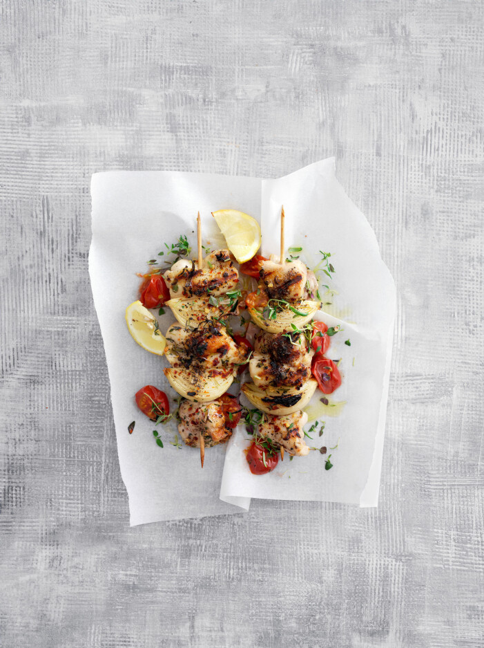 Hemligheten bakom de här läckra kycklingspetten är att de har fått ligga och dra i ljummen marinad efter grillningen. Kryddiga spett