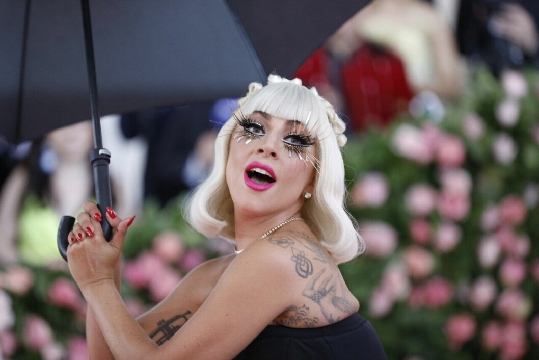 Lady Gaga använder högern till gitarrspel men inte till att skriva. Lady Gaga