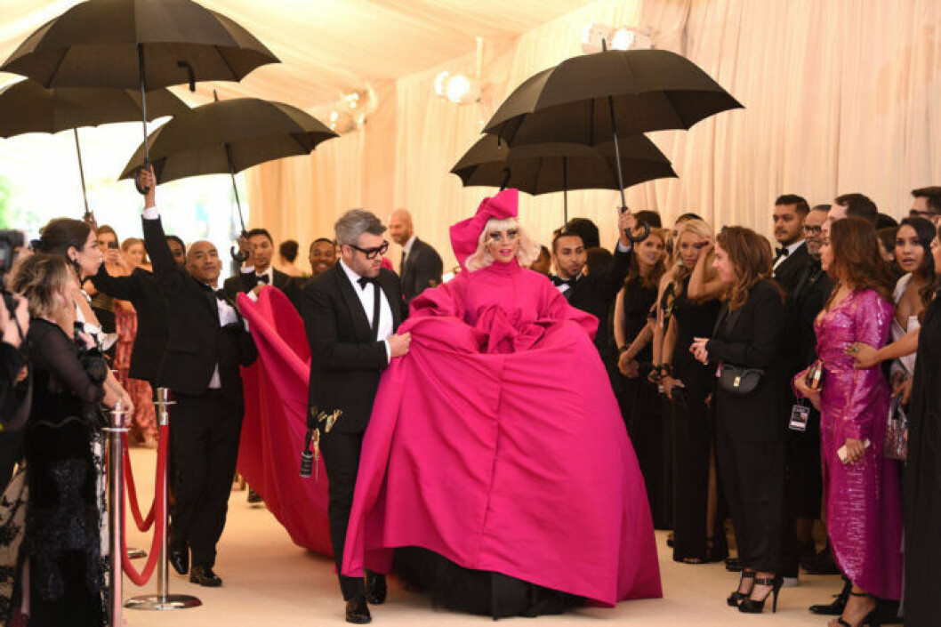 Lady Gaga gör entré på Met-galan i New York